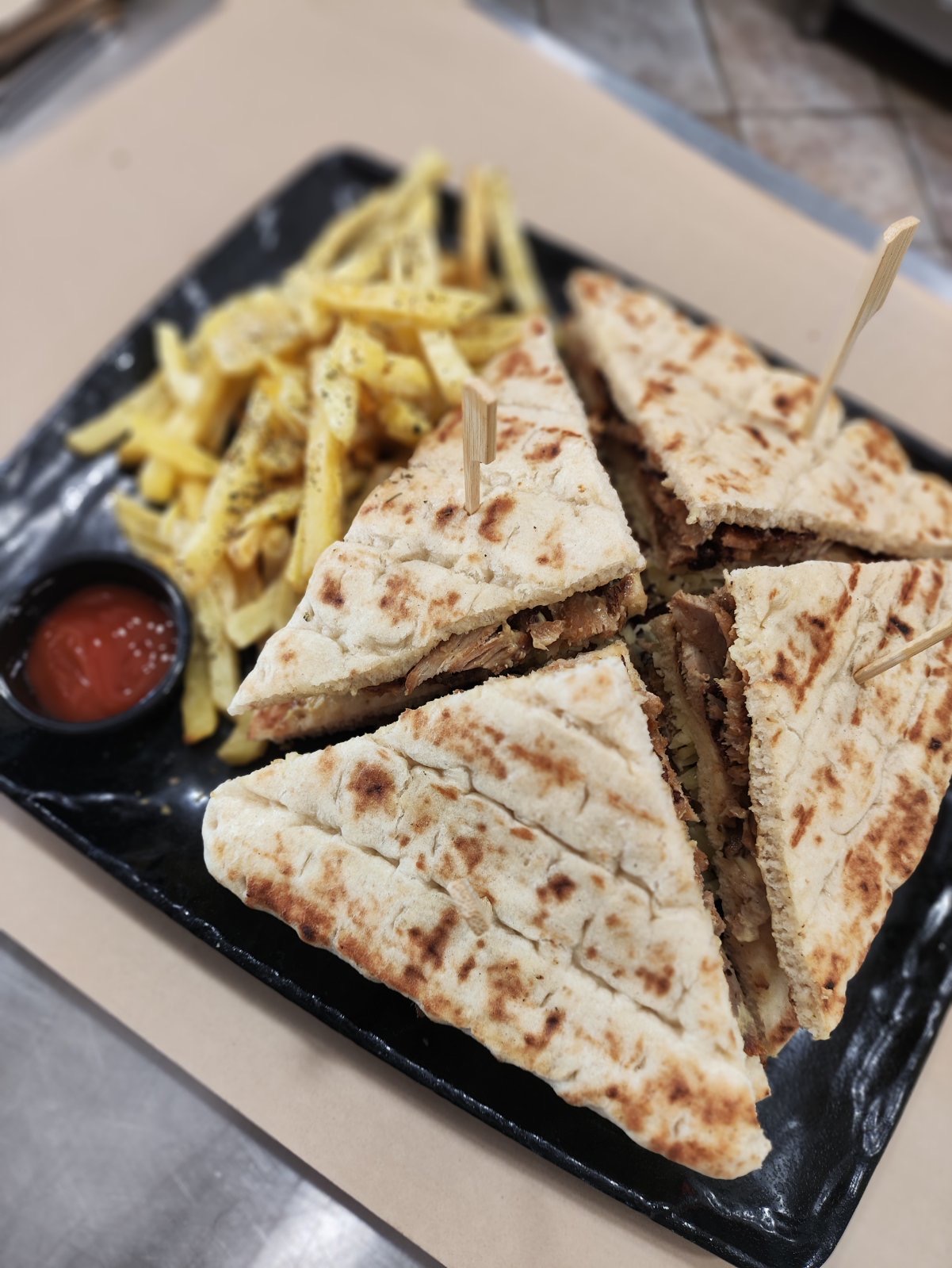 Club sandwich σε πίτα με πατάτες